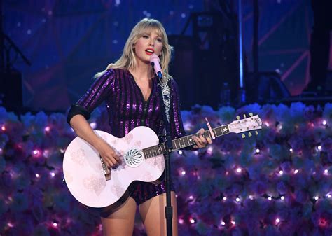 What songs will Taylor Swift play at her big concert tonight in Santa Clara?